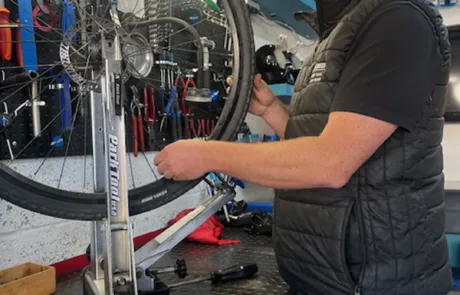 BB-bike-wheel-servicing Bizzy bikes expert engineer working on wheels